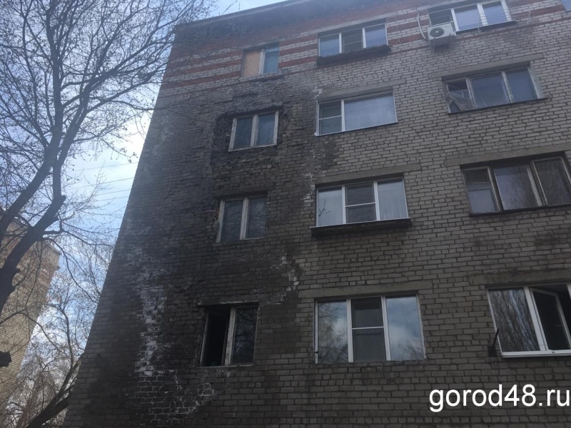 В Липецке обрушилась часть стены общежития В Липецке обрушилась часть стены общежития