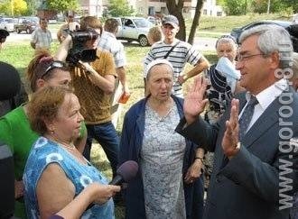 Церемония открытия работ на улице Стаханова превратилась в митинг Церемония открытия работ на улице Стаханова превратилась в митинг