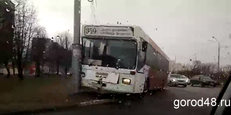 На улице Московской автобус врезался в столб На улице Московской автобус врезался в столб