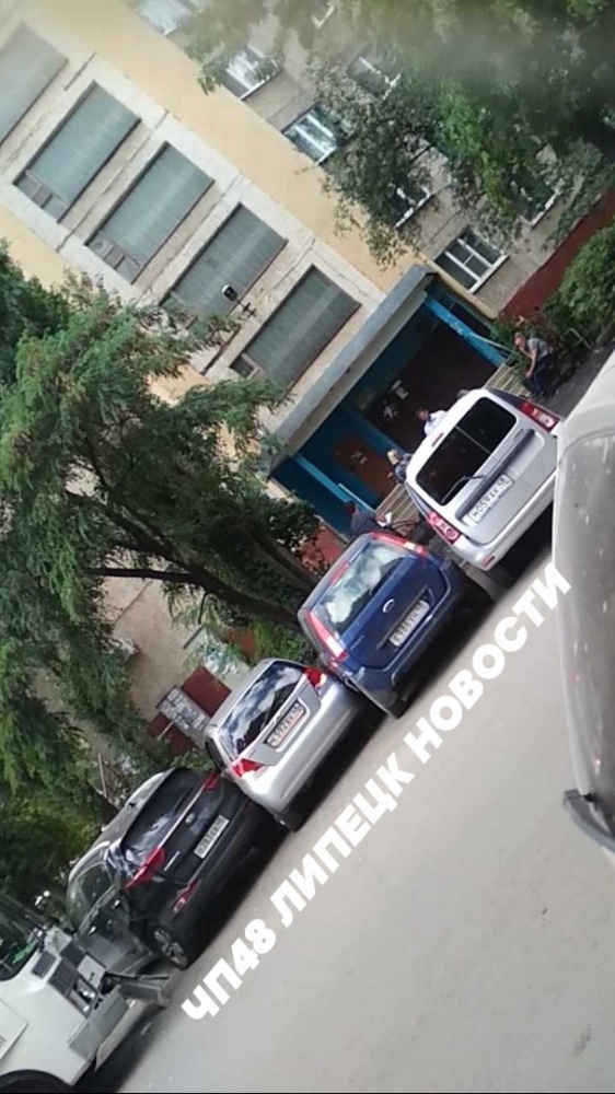 В Липецке автобус врезался в три припаркованные машины В Липецке автобус врезался в три припаркованные машины