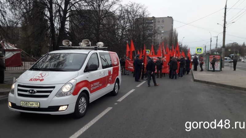 Коммунисты уверены в сохранении Ленина на главной площади города Коммунисты уверены в сохранении Ленина на главной площади города