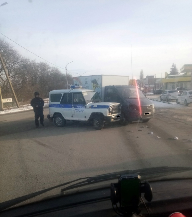 Автомобиль полиции попал в ДТП в Ельце