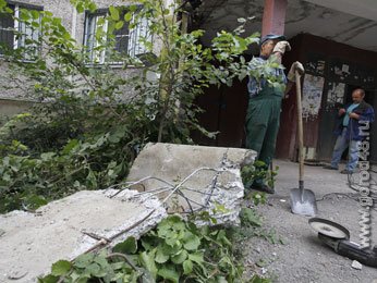 В Липецке бетонная плита рухнула на козырек жилого дома В Липецке бетонная плита рухнула на козырек жилого дома