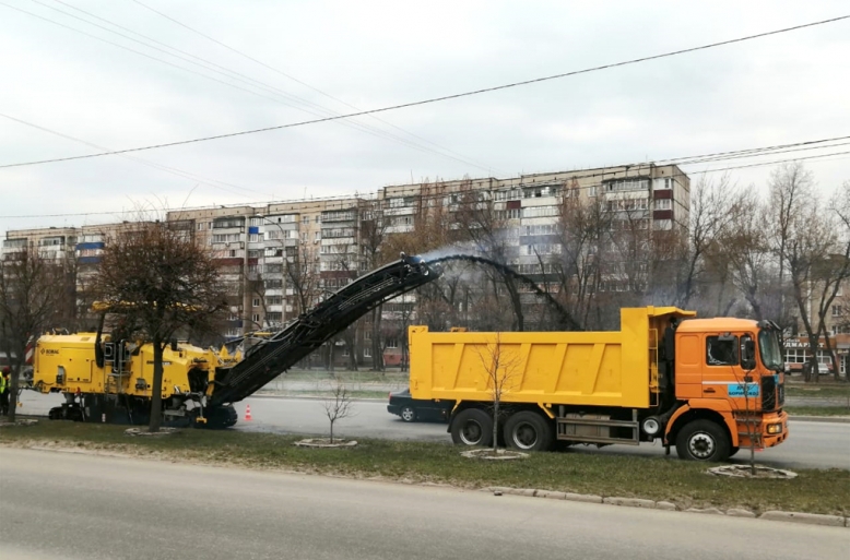 На улице Водопьянова началось фрезерование асфальта На улице Водопьянова началось фрезерование асфальта