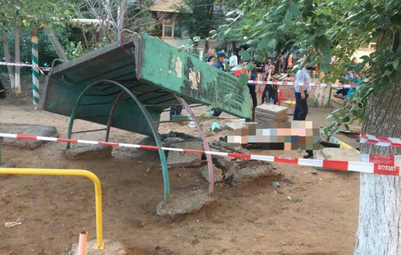 Мальчик погиб под бетонной плитой на детской площадке Мальчик погиб под бетонной плитой на детской площадке