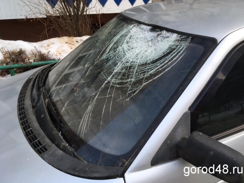 Еще один автомобиль пострадал от льда с крыши в Липецке Еще один автомобиль пострадал от льда с крыши в Липецке
