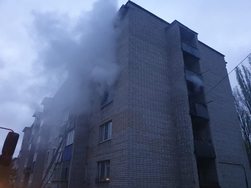 В Ельце горела квартира в пятиэтажном доме В Ельце горела квартира в пятиэтажном доме