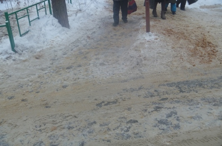 Сколько продлится гололед. Скользкий тротуар. Гололед в москве. Снежный покров в липецке сегодня. Понятие гололедица.