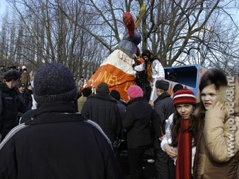 Три тележки праздничного мусора Три тележки праздничного мусора