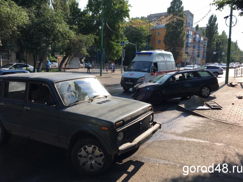 Столкновение на перекрестке улиц Первомайской и Горького записала камера наблюдения Столкновение на перекрестке улиц Первомайской и Горького записала камера наблюдения