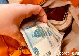 31-летнюю бывшую работницу миграционной службы оштрафовали на 200 000 рублей за взяточничество 