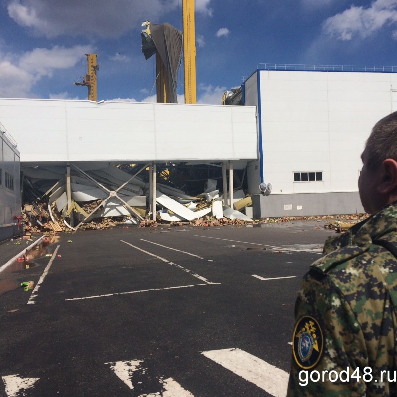 Одного пострадавшего на складе в Лебедяни уже доставили в больницу Одного пострадавшего на складе в Лебедяни уже доставили в больницу