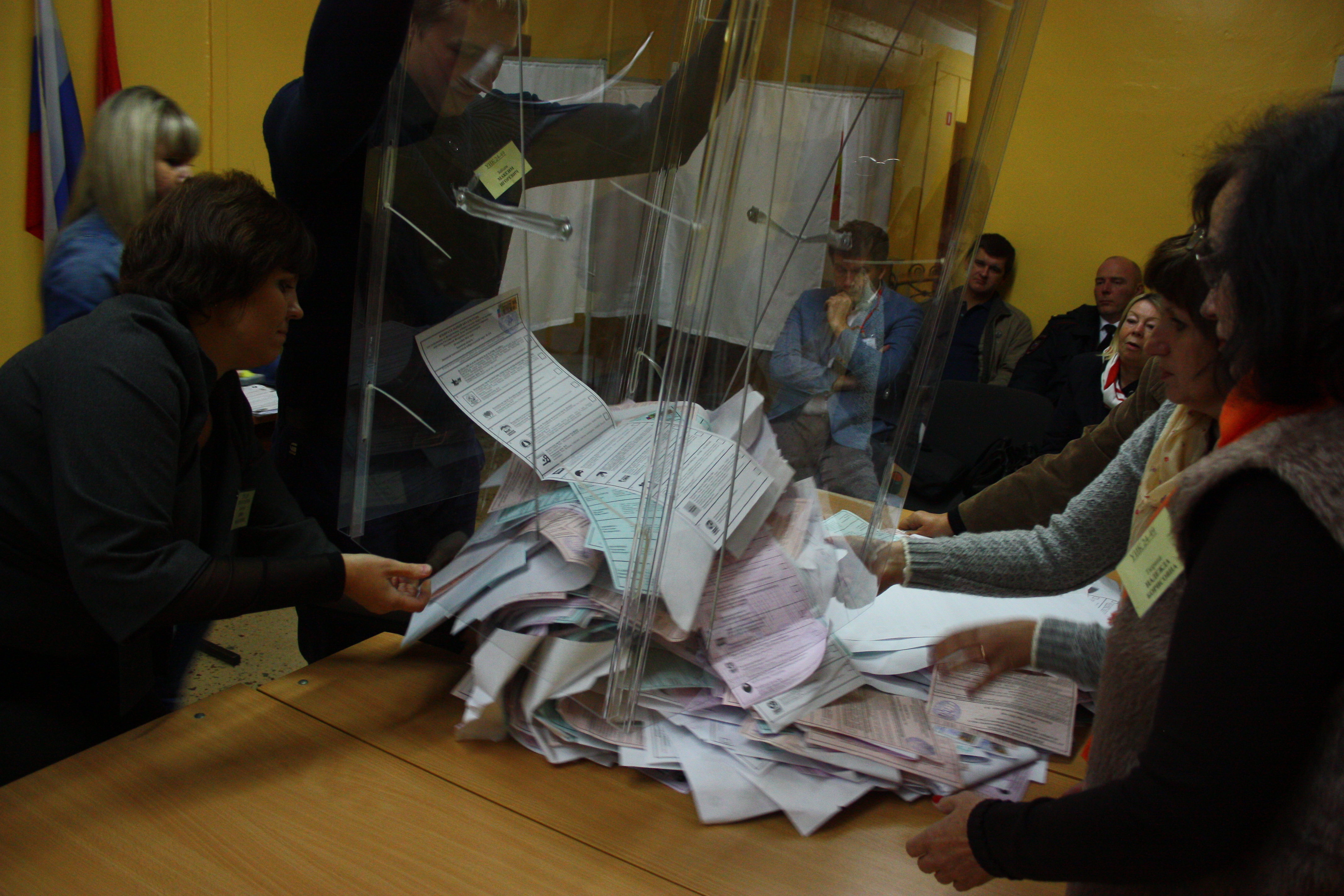 бюллетень в урну. выборы урна. подделка бюллетеней собственников. выборы урна рука. голосование урна рука.