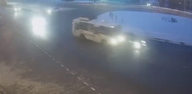 На площади Мира маршрутка столкнулась с легковушкой На площади Мира маршрутка столкнулась с легковушкой