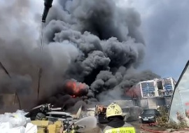 В Люберцах загорелась строительная база рядом с гипермаркетом