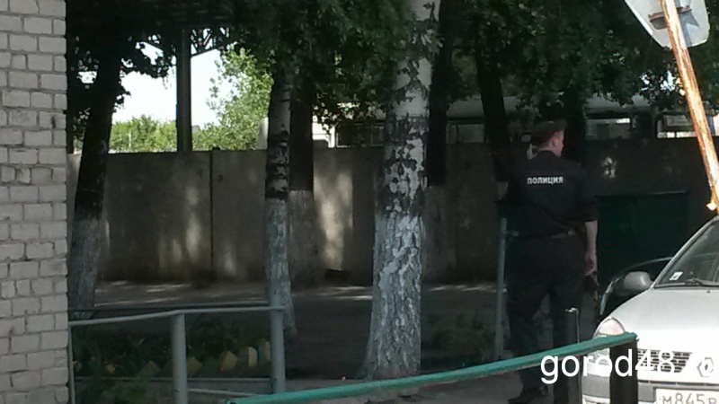 В Липецке у здания мирового суда нашли подозрительную коробку В Липецке у здания мирового суда нашли подозрительную коробку