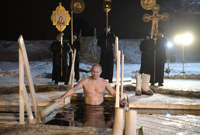Владимир Путин поучаствовал в крещенских купаниях Владимир Путин поучаствовал в крещенских купаниях