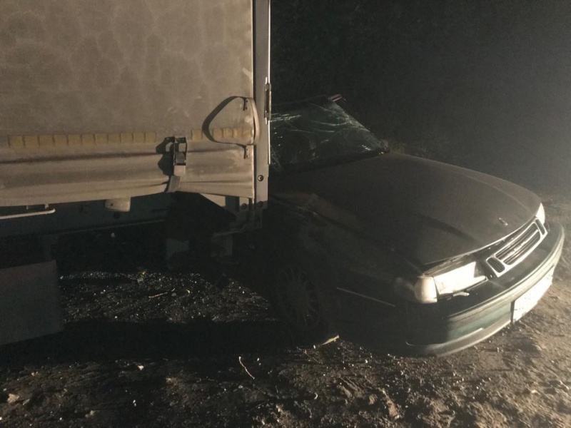На окраине Липецка «Сааб» врезался в прицеп грузовика: пострадали двое