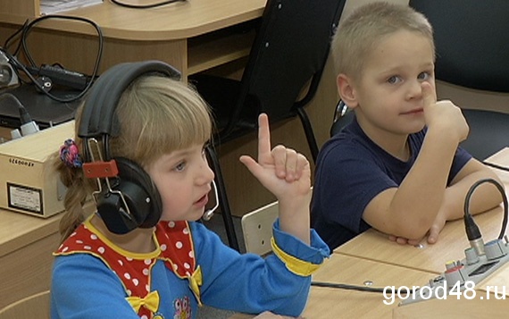 Слабослышащие учащиеся. Дети с нарушением слуха.. Слабослышащие дети в детском саду. Глухие дети в детском саду. Детский сад для детей с нарушением слуха.