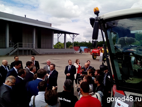 Полпреду Путина в Липецке показали японскую «отечественную» сельхозтехнику Полпреду Путина в Липецке показали японскую «отечественную» сельхозтехнику