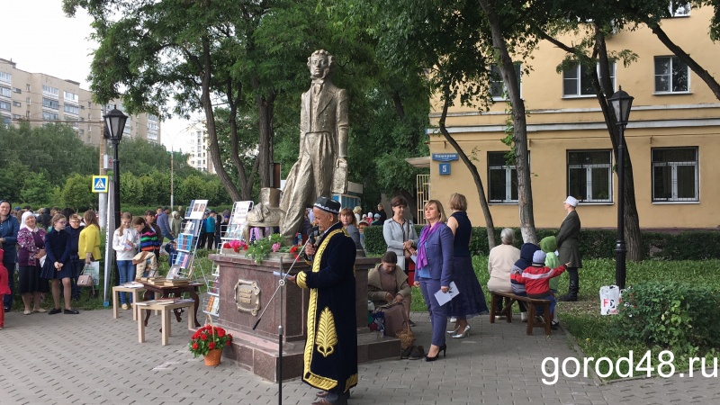 Пушкина липецк. Пушкин и Липецк. Остановка памятник Пушкину Липецк. Памятник декламирующему. Остановки памятник Пушкину Липецк фото.