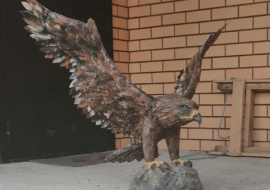 Пьяная компания стащила 100-килограммового орла