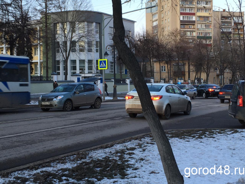 На пешеходном переходе через улицу Ленина автомобиль сбил женщину На пешеходном переходе через улицу Ленина автомобиль сбил женщину