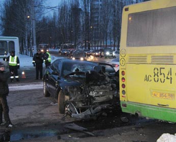 В Липецке автомобиль «Ауди» врезался в пассажирский автобус В Липецке автомобиль «Ауди» врезался в пассажирский автобус
