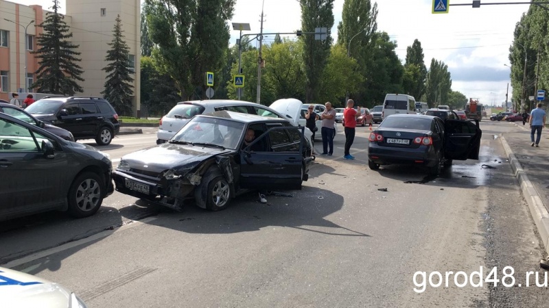 Движение в сторону Новолипецка из центра города затруднено из-за массовой аварии Движение в сторону Новолипецка из центра города затруднено из-за массовой аварии