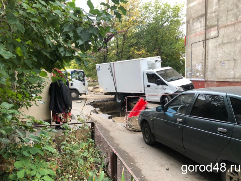 В центре липецка провалился гелик. Липецк провалилась машина. Газель провалилась на Каховке.