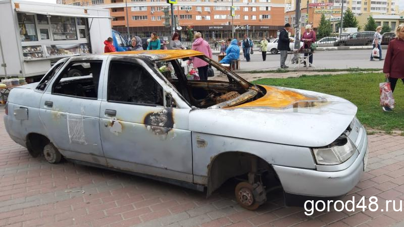 Сгоревшее авто к пешеходному переходу вынесли специально Сгоревшее авто к пешеходному переходу вынесли специально