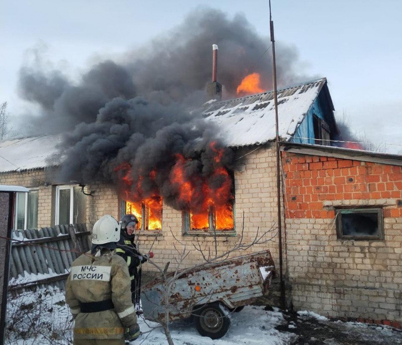 В Липецком районе горели дом, баня и «УАЗ»