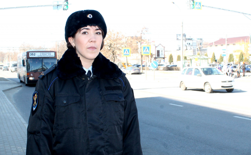 В Липецке женщина-полицейский задержала уличного грабителя на месте преступления В Липецке женщина-полицейский задержала уличного грабителя на месте преступления