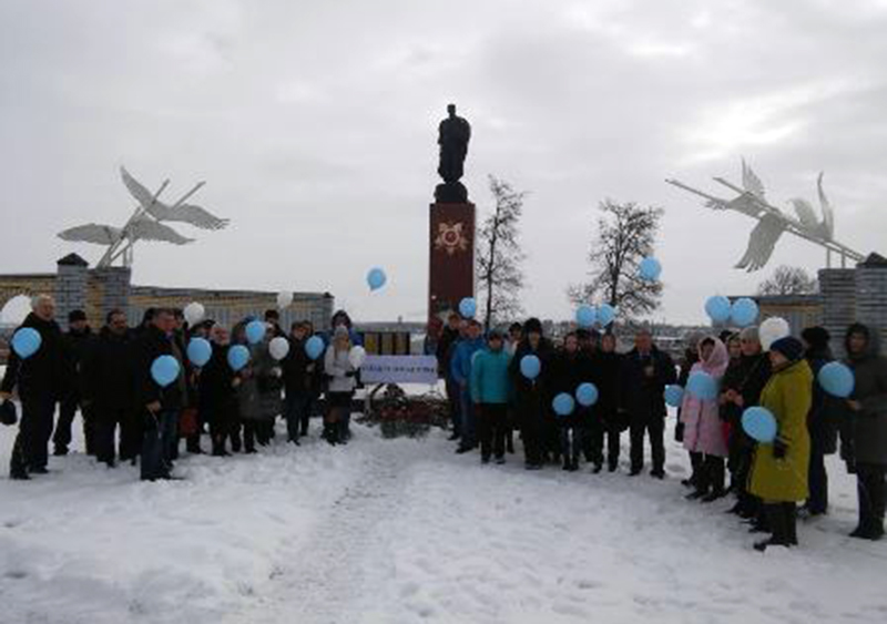 В память о погибших в Кемерово в небо выпустили шары В память о погибших в Кемерово в небо выпустили шары