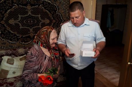 Ветеранам войны и вдовам погибших подарили 512 мобильных телефонов с кнопкой SOS Ветеранам войны и вдовам погибших подарили 512 мобильных телефонов с кнопкой SOS