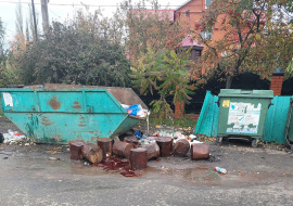 В Грязях на мусорную площадку выбросили ржавые бочки с неизвестными химикатами