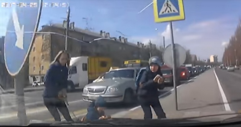 Мама с коляской чудом не оказались под колесами автомобиля Мама с коляской чудом не оказались под колесами автомобиля