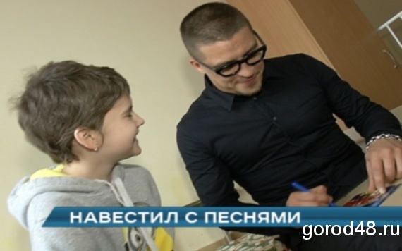Навестил с песнями. Антон Беляев из "Голоса" проведал онкобольных детей. Навестил с песнями. Антон Беляев из "Голоса" проведал онкобольных детей.