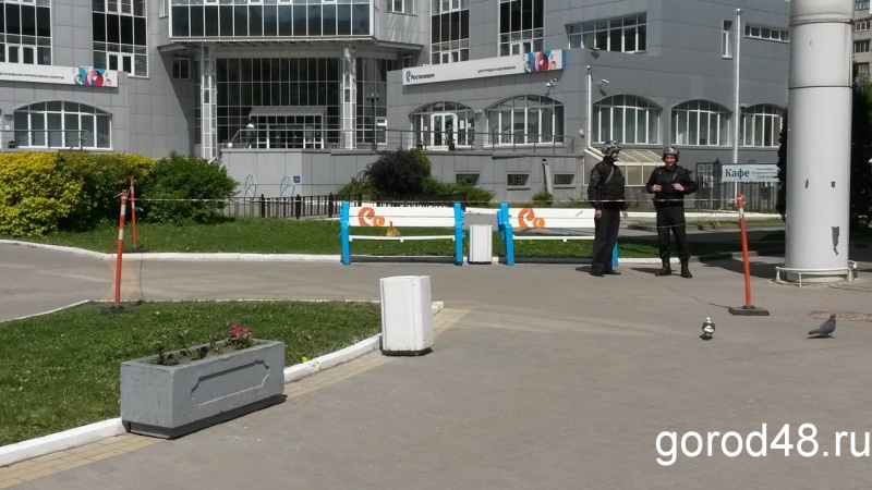 У торгового центра обнаружен подозрительный пакет У торгового центра обнаружен подозрительный пакет