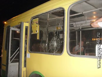 Те, кто не смог уехать домой после Дня города, разбили автобус на площади Победы Те, кто не смог уехать домой после Дня города, разбили автобус на площади Победы