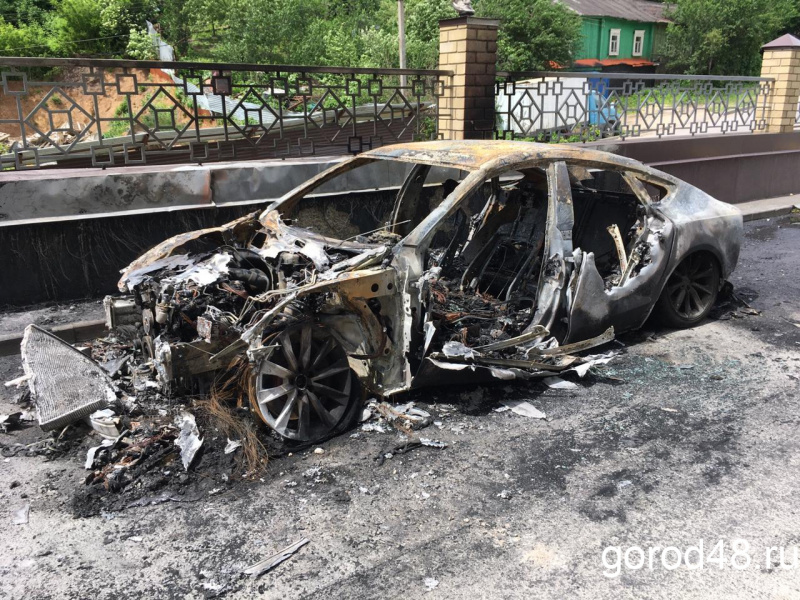 На улице Нижней Логовой сгорел автомобиль «Audi A7» На улице Нижней Логовой сгорел автомобиль «Audi A7»