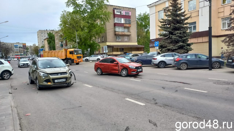 На улице Первомайской в ДТП повреждены три автомобиля