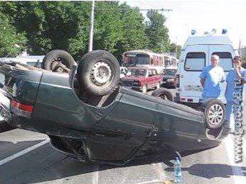 В Липецке напротив остановки общественного транспорта перевернулся автомобиль В Липецке напротив остановки общественного транспорта перевернулся автомобиль