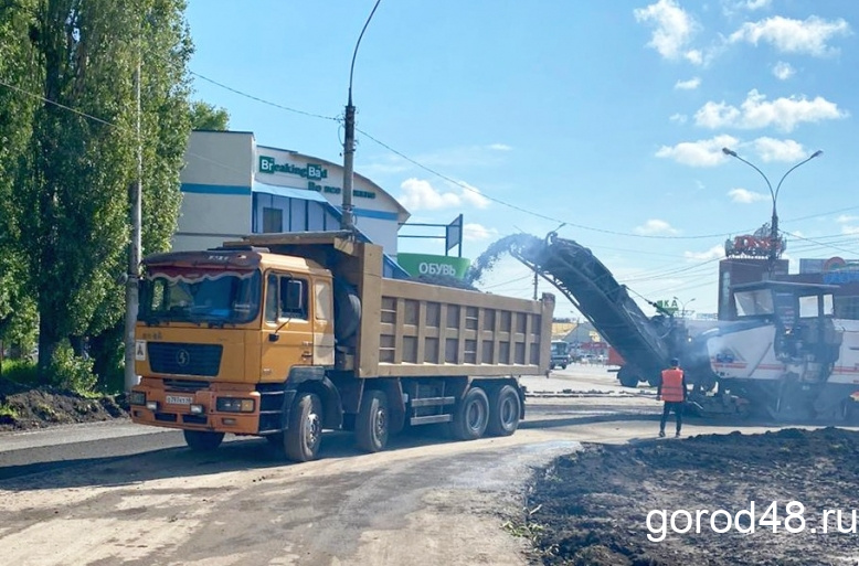 На Заводской площади срезают старый асфальт На Заводской площади срезают старый асфальт