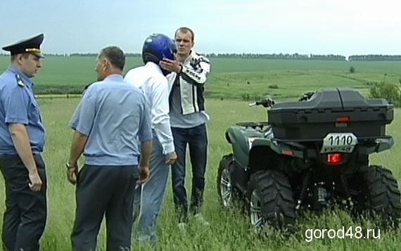 Липчане прямо в поле получали права на квадроциклы Липчане прямо в поле получали права на квадроциклы
