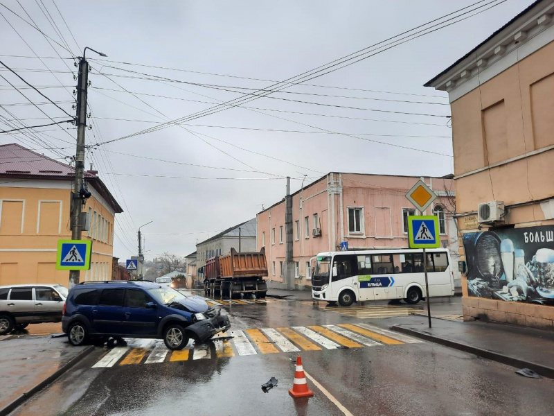 В тройном столкновении на перекрестке пострадали четыре человека В тройном столкновении на перекрестке пострадали четыре человека