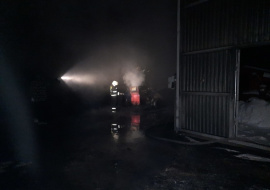 Четыре машины и погрузчик сгорели в Липецкой области за сутки