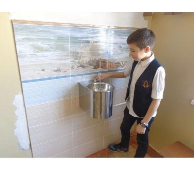 Фото питьевого фонтанчика для школьников