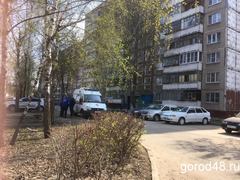 Мужчина сорвался с крыши девятиэтажки на Водопьянова и погиб Мужчина сорвался с крыши девятиэтажки на Водопьянова и погиб