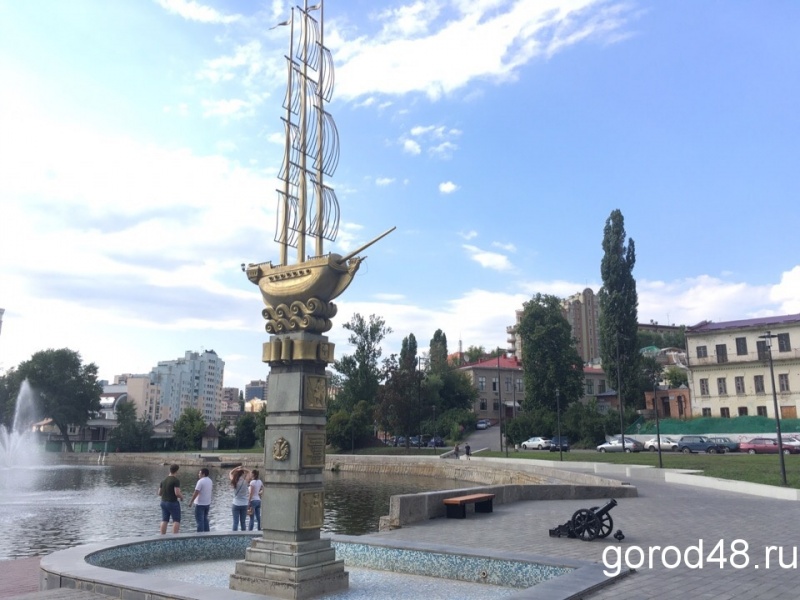 Возле Комсомольского пруда временно поставили скамейки Возле Комсомольского пруда временно поставили скамейки